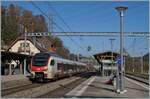 rer-vaud-rseau-express-rgional-vaudois-s-bahn-waadt-6/797548/der-sbb-flirt3-rabe-523-107 Der SBB Flirt3 RABe 523 107 ist in Puidoux auf dem Weg nach Pal�zieux.

8. Dez. 2022