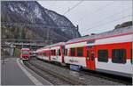 TMR Transports de Martigny et Regions/908900/waehrend-die-beiden-nina-rabe-525 Während die beiden NINA RABe 525 039 und 040 als R 82 26121 nach Martigny unterwegs sind erreicht der TMR Region Alpes RABe 525 041 (und ein weiterer) als R 81 26120 Sembrancher. Nach kurzem Aufenthalt wird der Zug nach Le Châble weiterfahre. Wie hilfreich die Bezeichnung der Züge mit R 81, R 82 oder gar R auf der Strecke Martigny - Orsières/Le Châble ist, sei dahin gestellt, ich kann mir aber gut vorstellen, dass sich die Kunden sich an den ansonsten recht aussagekräftigen TMR Zugsabfahrtsanzeiger orientieren.

24. Jan. 2026