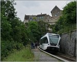 Der Thurbo GTW RABe 526 762-0 hat als S33 unterwegs von Schaffhausen nach Winterthur den Halt Schloss Laufen am Rheinfall erreicht.