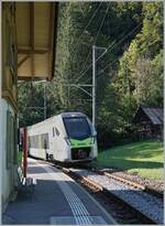 rabe-528-mika/829994/der-bls-mika-rabe-528-121 Der BLS MIKA RABe 528 121 erreicht die Haltestelle Enge im Simmental. Der Zug ist von Zweisimmen nach Bern unterwegs und hält hier nur auf Verlangen. 

7. Oktober 2023