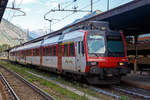 rbde-560-npz/726518/der-regionalps-npz-domino-ra09-rbde Der RegionAlps NPZ DOMINO RA09 (RBDe 560 409-5) am 15.09.2017 im Bahnhof Domodossola. 

Die RegionAlps, ist ein Eisenbahnverkehrsunternehmen im Kanton Wallis, das seinen Geschäftssitz in Martigny hat. Die Regionalps SA wurde im Jahr 2003 von den Schweizerischen Bundesbahnen (SBB) und den Transports de Martigny et Régions (TMR) als gemeinsames Tochterunternehmen für den Personennahverkehr im Wallis gegründet. Als dritter Aktionär ist 2009 der Kanton Wallis ins Unternehmen eingestiegen, seither halten die SBB 70 %, die TMR 18 %, und der Kanton Wallis 12 % des Aktienkapitals. Die RA betreibt den Regionalverkehr vor allem im Rhonetal zwischen dem Ostufer des Genfersees und Brig.

Die Domino-Züge bestehen aus 3 Teilen, einem Trieb- und ein Steuerwagen,  sowie einem  Zwischenwagen. RegionAlps besitzen 16 Domino-Züge, in jedem Zug finden bis 288 Fahrgäste Platz.