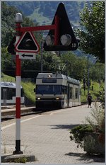 Der Regionalzug 2337 von Chernex nach Montreux wartet in der Zugausgans-Station auf die Abfahrt.