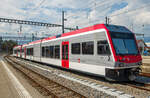 be-26-stadler-gtw-26/737911/die-travys-gtw-abe-26-2000 Die Travys GTW ABe 2/6 2000 “L'Arnon“ und GTW ABe 2/6 2001 “La Thièle“ (elektrische Meterspur-GTW´s), ex Be 2/6 sind am 18.05.2018 im Bahnhof Yverdon-les-Bains abgestellt.

Der GTW (für Gelenktriebwagen) des Unternehmens Stadler Rail ist ein Triebzugkonzept für den Schienenpersonennahverkehr. Das auffälligste Merkmal aller Fahrzeuge ist das zweiachsige Antriebsmodul, das als Zwischenwagen in die feste Zugkomposition eingereiht ist und die vollständige elektrische oder dieselelektrische Antriebsausrüstung beinhaltet. Die Fahrzeugfamilie ist modular aufgebaut und lässt sich so bezüglich ihrer Größe und Ausstattung an die Erfordernisse der jeweiligen Verkehrsnetze anpassen.

Das Antriebsmodul (Mittelteil) der mit 15.000 Volt bei 16,7Hz betriebenen YStC Meterspur-GTW lehnt sich an den Normalspur-GTW der Mittelthurgaubahn an. 

TECHNISCH DATEN:
Hersteller: Stadler (2001) als GTW Be 2/6
Umbau: Travys (2017) zum GTW ABe 2/6
Spurweite: 1.000 mm
Achsfolge: 2’Bo2’
Länge über Puffer: 33.784 mm
Breite: 2.700 mm
Höhe: 4.016 mm
Eigengewicht: 46,5 t
Leistung: 640 kW
Stromsystem: 15kV, 16,7Hz
Höchstgeschwindigkeit: 80 km/h
Sitzplätze:  10 in der 1. Klasse / 72 in der 2. Klasse
Bremsen: Elektrische Reklamationsbremse, Oerlikon Druckluftbremse, Knorr Magnetbremse
