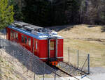 be-44-rhb/807814/der-rhb-be-44---514 Der RhB Be 4/4 - 514 ein Stammnetztriebwagen fr Vorortpendelzge ist am 22.03.2023 bei Surava abgestellt. Der Triebwagen vom Bahnmuseum Albula ist hier im Winterquartier, weil das Gleis 1 in Bergn fr den Schlittenzug gebraucht wird.

Sechs dieser Elektrotriebwagen der Serie Be 4/4 mit den Betriebsnummern 511 bis 516 kommen bei der Rhtischen Bahn (RhB) im Regionalverkehr, meist als dreiteilige Pendelzge (Triebwagen, Zwischenwagen B 24xx und Steuerwagen ABDt 17xx), zum Einsatz. 

Im Jahr 1971 lieferten die Unternehmen FFA (Wagenksten), SIG (Drehgestelle) und SAAS (elektrische Ausrstung) die ersten vier Triebwagen (Nummern 511–14) an die RhB, seinerzeit die ersten serienmigen Triebfahrzeuge der Schweiz mit stufenloser elektronischer Leistungsregelung (Phasenanschnittsteuerung mittels Thyristoren). Gleichzeitig stellte die RhB die dazu passenden Zwischenwagen B 2411–14 und Steuerwagen ABDt 1711–14 in Dienst, so dass vier dreiteilige Pendelzge gebildet werden konnten. Im Gegensatz zum brigen RhB-Rollmaterial besitzen die Be 4/4-Pendelzge automatische Kupplungen und Druckluftbremsen; ein gemischter Einsatz mit anderen Fahrzeugen ist deshalb nicht mglich. 1979 beschaffte die RhB zwei weitere praktisch baugleiche Zge mit den Endnummern 15 und 16. Nachdem 1988 vier zustzliche Zwischenwagen (B 2417–20) hinzugekommen waren, konnten auch vierteilige Zge verkehren. Ab 1994 durchliefen die Fahrzeuge ein umfangreiches Refit-Programm, wobei die elektrische Ausrstung mit Ausnahme der Fahrmotoren komplett erneuert wurde.

Die gesamte Zugskomposition war von Anfang an darauf ausgelegt, einmnnig bedient zu werden. Deshalb sind alle Tren mit einer pneumatischen Trschlieung ausgestattet, die vom Fhrerstand aus bettigt werden kann (seitenselektive Trfreigabe). Die Tren besitzen Druckknopf-Vorauswahltasten neben den Tren. Auch besitzen sie eine Trschlieautomatik, die beim Anfahren die Tren selbstttig schliet und whrend der Fahrt geschlossen hlt. Bei der Inneneinrichtung wurde auch darauf geachtet, dass gengend Haltestangen vorhanden sind, da im geplanten Einsatz durchaus mit Stehpassagieren gerechnet werden musste. Alle Achsen sind scheibengebremst. Die Drehgestelle sind mit Seitenanlenkern versehen und besitzen keine Drehzapfen. Der Triebwagen besitzt zwei zweiachsige Drehgestelle mit Einzelachsantrieb, die Achsformel lautet dementsprechend Bo’Bo’. Die Triebmotoren sind gegenlufig, mit entsprechend angepassten Getrieben, angeordnet. Diese – zwar aufwendigere – Anordnung hat Vorteile in der Laufruhe des Drehgestells. Die eingebaute Vielfachsteuerung ist fr den Betrieb von bis zu drei Einheiten ausgelegt. Um ein schnelles Kuppeln und Entkuppeln zu gewhrleisten, wurden automatische +GF+-Kupplungen in der Ausfhrung fr Vorortsbahnen (GFV) eingebaut, bei denen neben der mechanischen Verbindung zugleich auch die elektrischen und pneumatischen Leitungen gekuppelt werden.

Die Fahrzeuge verfgen ber eine Beschleunigung von 0,8 m/s. Die zulssige Endgeschwindigkeit betrgt 90 km/h. Die elektrische Bremse kann ebenfalls mit einer Verzgerung von 0,8 m/s den Zug bis auf eine Geschwindigkeit von 20 km/h abbremsen. Darunter schaltet sich die elektropneumatische Bremse selbstttig zu, um die abfallende Bremsleistung der elektrischen Bremse zu kompensieren. Die elektrische Bremse ist auch auf die Dauerbelastung ausgelegt, die bei einer Anwendung als Beharrungsbremse bei einem vollausgelasteten Zug in einem 45 ‰ Geflle auftritt (z.B. Davos – Kblis). Die Stundenleistung betrgt 780 kW bei 45 km/h.

TECHNISCHE DATEN der Be 4/4:
Anzahl: 6 
Hersteller: FFA, SIG, SAAS
Baujahre: 1971 und 1979
Spurweite: 1.000 mm (Meterspur)
Achsformel: Bo’Bo’
Lnge ber Puffer: 18,7 m (dreiteiliger Pendelzug 55,8 m)
Dienstgewicht: 44,6 t
Radsatzfahrmasse:  11,2 t
Hchstgeschwindigkeit: 	90 km/h
Stundenleistung: 4  196 kW = 784 kW  (1.156 PS)
Beschleunigung:  0,8 m/s
Bremsverzgerung: 0,8 m/s
Stromsystem: 11 kV 16,7 Hz
Anzahl der Fahrmotoren: 4
Bremse: elektrische Widerstandsbremse
Zugbremse: elektropneumatische Druckluftbremse Bauart Oerlikon
Kupplungstyp: +GF+-Vorortsbahnkupplung (GFV)

