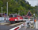 . Der ZB (Zentralbahn) De 110 021-3 verlsst den Bahnhof von Brienz mit dem Golden Pass Zug in Richtung Interlaken Ost. 29.09.2013 (Jeanny)