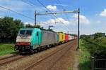 Crossrail/706394/alpha-trains-186-211-zieht-ein Alpha Trains 186 211 zieht ein CrossRail Containerzug durch Tilburg-Reeshof am 19 Juli 2020.