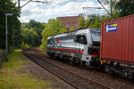 containerzuege/893171/die-an-die-sbb-cargo-international Die an die SBB Cargo International AG vermietete mit XLoad ausgestattete SIEMENS Vectron 193 542 'Kapellbrücke Luzern' (91 80 6193 542-8 D-SIEAG) der SüdLeasing GmbH, Stuttgart (eingestellt in Deutschland durch Siemens) fährt am 21 August 2025, mit einem KLV-Zug, durch Scheuerfeld/Sieg in Richtung Köln.

Die Multisystemlokomotive Siemens Vectron MS wurde 2024 von Siemens Mobilitiy in München-Allach unter der Fabriknummer 23559 gebaut und am 19.09.2024 ausgeliefert. Sie wurde in der Variante A40-1a ausgeführt und hat so die Zulassung für Deutschland, Österreich, die Schweiz, Italien, die Niederlande und Belgien (D / A / CH / I / NL / B). Sie verfügt über eine Leistung von 6,4 MW (160 km/h) und ist neben den nationalen Zugsicherungssystemen mit dem Europäischen Zugsicherungssystem (ETCS BL3) ausgestattet. Zudem ist sie mit der neuen Ausrüstungspaket XLoad ausgestattet.

Das neue XLoad Ausrüstungspaket für Vectron:
XLoad ist ein Ausrüstungspaket für Vectron, welches künftig mitbestellt, aber auch bei bereits ausgelieferten Vectron Loks nachgerüstet werden kann. Das Feature verbessert die Reibwertausnutzung und ermöglicht dadurch höhere Anhängelasten. Zudem reduzieren die Fahreigenschaften, die das Feature bewirken, den Verschleiß von Rad und Schiene.

Aktuell sind die Schweizer Vectron-Lokomotiven (SBB Cargo und BLS Cargo) in der Regel in Doppeltraktion unterwegs. Die Steigungen und Rampen der Schweizer Berge sind vor allem bei schlechten Witterungsbedingungen nicht ohne. Eine Lokomotive muss auch bei geringerem Schlupf genügend Traktion auf die Schienen bringen, um alle Güter sicher und zuverlässig ans Ziel zu bringen. Ein effizienter Weg aus dieser «Misere» ist die für Vectron entwickelte Zusatz-Funktion «XLoad». Den erfolgreichen Beweis trat eine SIEMENS Testlokomotive im Frühjahr 2022 bei der SBB Cargo International und bei der BLS Cargo eindrücklich an.

Für SBB Cargo International bewies die Test-Lokomotive am Bözberg und für BLS Cargo an der Nordrampe des Lötschbergs ihre enorme Zugkraft.
Vectron meisterte im Frühjahr 2022 die lange 12‰-Steigung des Bözbergs mit einer Anhängerlast von 2.000 Tonnen bravourös. Bei den nächtlichen Testfahrten zeigte sich eindrücklich die enorme Zugkraft der Lokomotive.

Am Lötschberg wurden bei der BLS Cargo steigungsmäßig noch ein paar Promille draufgepackt. Mit 1.020 Tonnen im Gepäck bewältigte die Vectron-Lokomotive mit XLoad-Feature die 27‰-Steigung der Nordrampe ebenfalls meisterlich. Und auch diverse Anfahrtsversuche absolvierte der mit dem XLoad-Feature aufgerüstete Vectron problemlos.

So bestellte die SüdLeasing GmbH (Stuttgart) im Auftrag der SBB Cargo International jüngst 20 Vectron Lokomotiven mit XLoad bei SIEMENS.