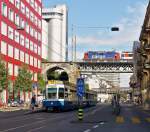 . Die VBZ Tram 2000 (Be 4/6) N° 2071 steht am 05.06.2015 an der Haltestelle Dammweg in der Limmatstrasse in Zürich, während eine SBB Cargo Re 421 mit ihrem Zug über den Viadukt fährt. Wahrscheinlich handelt es sich um den EC 197 Zürich HB - Münschen Hbf via Lindau Hbf. (Jeanny)