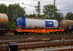 WASCOSA AG/711838/4-achsiger-containertragwagen-33-85-4505-271-8 
4-achsiger Containertragwagen 33 85 4505 271-8 CH-WASCO der Gattung Sgmmns 54‘, für den Transport von intermodalen Ladeeinheiten und des Wascosa flex freight systems (Wechselaufbauten), der Wascosa AG am 04.09.2020 im Zugverbund bei einer Zugdurchfahrt in Koblenz-Lützel. Der Wagen ist hier beladen, mit einem belgischen Hersteller Van Holl gebauten, 45’ Tankcontainer der BASF.

Gebaut wurde der Wagen vom slowakischen Güterwagenhersteller Tatravagónka in Poprad

TECHNISCHE DATEN:
Spurweite: 1.435 mm
Länge über Puffer: 17.800 mm
Drehzapfenabstand: 11.920 mm
Radsatzstand in den Drehgestellen: 1.800 mm
Ladelänge: 16.470 mm
Höhe der Ladeebene für Container über S.O.: 1.105 mm
Drehgestell: Y25 Lsi(f)-C-K
Raddurchmesser: 920 mm (neu) / 860 mm (abgenutzt
Durchschnittl. Eigengewicht: 16,5 t
Max. Zuladung bei Lastgrenze S: 73,5 t (ab Streckenklasse D)
Max. Geschwindigkeit: 100 km/h (leer 120 km/h)
Max. Radsatzlast: 22,5 t
Druckluftbremse: Knorr KE-GP-A (K)
Kleinster bef. Gleisbogenradius: 150 m (im Zugverband) / 75 m der Einzelwagen
Intern. Verwendungsfähigkeit: TEN GE

Der Tankcontainer:
Der 45-Fuß-Tankcontainer mit 75 Tonnen zulässigem Gewicht (bei einem Eigengewicht von 7.660 kg) und 63.000 Liter Inhalt hat die doppelte Ladekapazität wie ein heute üblicher Tankcontainer und eine vergleichbare Kapazität wie ein Chemiekesselwagen. Der neue, bahnoptimierte Tankcontainer hat die gleiche Technik wie die bisher üblichen 20 bis 30 Fuß messenden Tankcontainer. Die 45 Fuß-Tankcontainer können zum Bahntransport, Binnenschiffstransport und, im leeren Zustand, auch zum Straßentransport eingesetzt werden. Darüber hinaus sind sie zur Lagerung in Containerlagern zugelassen. Ausgestattet sind sie außerdem mit moderner Isoliertechnik sowie Heizvorrichtungen. Der 45 Fuß-Tankcontainer verfügt im Vergleich zum Bahnkesselwagen über ein höheres Ladegewicht im Verhältnis zum Eigengewicht. Dank der Möglichkeit, vom Bahnwagen abgenommen werden zu können, und der Stapelbarkeit benutzt der Tankcontainer deutlich weniger Infrastruktur und ist flexibler beim Be- und Entladen.

Entwickelt wurden die Tankcontainer für den Bahnverkehr von Van Hool und BASF gemeinsam. Der erste Prototyp wurd 2015 geliefert.
