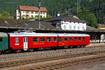 Personenwagen/720031/der-ew-i---speisewagen-sbb 
Der EW I - Speisewagen SBB WR 50 85 88-33 700-8, ex WR 50 85 88-33 615-8, der SBB Historic, am 02.08.2019 im Bahnhof Göschenen, im Zugverband eines Sonderzuges mit Gotthard Krokodil Ce 6/8 II 14253. 

In den 1980er Jahren wurde der EW I - Speisewagen WRS 50 85 88-33 615-8 durch Kooperation von Le Buffet Suisse, der Käseunion und den SBB zum Speisewagen WR 50 85 88-33 700-8  „Chäs-Express“  umgebaut. 

TECHNISCHE DATEN:
Spurweite: 1.435 mm (Normalspur)
Länge über Puffer: 23.500 mm 
Drehzapfenabstand: 16.900 mm
Achsabstand im Drehgestell: 2.700 mm
Laufraddurchmesser: 900 mm (neu)
Wagenbodenhöhe: 1.100 mm 
Eigengewicht: 39 t
Bremse: O-R 49t (P39t)
Sitzplätze: 30
