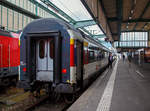 Personenwagen/721995/sbb-1klasse-reisezugwagen-ec-wagen-apm-61 
SBB 1.Klasse Reisezugwagen (EC-Wagen) Apm 61 85 10-90 251-2 CH-SBB am 17.06.2016 im Hauptbahnhof Stuttgart, am Zugschluss des IC 185 nach Zürich HB.

Die EuroCity-Wagen (Apm EC und Bpm EC) der SBB sind zwar nach ähnlichen Prinzipien aufgebaut worden, werden aber in der Schweiz nicht als Einheitswagen bezeichnet. Konstruktiv zur gleichen Gruppe gehören die Bt IC, die mit den EW IV eingesetzt werden und lediglich eine Einspannungsausrüstung (für 1000 V, 16,7 Hz) aufweisen.

1989–1995 stellten die SBB eine weitere Großraumwagen Serie für den EuroCity-Verkehr in den Dienst, die auf den 1980 abgelieferten Bpm RIC und dem EW IV aufbaute. Für beide Wagenklassen wurde der gleiche Wagenkasten mit zehn Fenstern zwischen den Schwenkschiebetüren an den Wagenenden benutzt. Das Dach war von der gleichen Bauart wie beim französischen Corailwagen, die Längssicken waren aber schon bei den Einheitswagen I bis IV vorhanden. Die Schürzen wurden tiefer gezogen als beim EW IV, so wie es für den EW V vorgesehen war. In den Abmessungen entsprechen die Wagen dem UIC-Z1-Standard. Die Farbgebung in zwei Grautönen mit hellem Streifen dazwischen wurde zuvor bereits für die zu zweiklassigen EuroCity-Zügen umgebauten TEE-Züge (RABe) angewendet. Der helle Streifen des Eurofima-Anstrichschemas wurde beibehalten. Der Bereich über dem weißen Begleitstreifen war nun in Umbragrau gehalten, darunter im helleren Verkehrsgrau A (RAL 7042). Die 60 Sitzplätze der ersten und 78 der zweiten Klasse sind durchgehend in Vis-à-vis-Anordnung gehalten.

Diese Wagen sind voll RIC-fähig und für eine Höchstgeschwindigkeit von 200 km/h zugelassen. Insgesamt wurden 70 Apm und 155 Bpm geliefert. 
