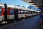 Personenwagen/785508/sbb-2-klasse-ic-reisezugwagen-einheitswagen-iv SBB 2. Klasse IC-Reisezugwagen (Einheitswagen IV) B 50 85 21-95 154-3 CH-SBB, eingereiht in den IC 61 nach Interlaken Ost, am 11.07.2022 im Bahnhof Basel SBB.

Zwischen 1995 und 1998 wurden 300 Einheitswagen IV modernisiert und pendelzugfähig gemacht. Technisch im Vordergrund stand die Ertüchtigung für eine Höchstgeschwindigkeit von 200 km/h (vorher 160 km/h). Die Toiletten erhielten eine Vakuumeinrichtung, da offene Systeme auf der NBS behördlich verboten sind.

TECHNISCHE DATEN:
Spurweite: 1.435 mm (Normalspur)
Länge über Puffer: 26.400mm 
Drehzapfenabstand: 18.600 mm
Höchstgeschwindigkeit: 200 km/h
Eigengewicht: 42 t
Bremse: Frein O-PR+Mg
Sitzplätze: 86
