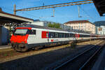 Der SBB 2. Klasse Steuerwagen (Typ IC) Bt  50 85 28-94 951-6 CH-SBB ein Einheitswagen IV, eingereiht in den IR 90 von Brig nach Genève-Aéroport (Genf Flughafen), am 11 September 2023 im Bahnhof Vevey (bei der Ausfahrt).

Zwischen 1995 und 1998 wurden 300 Einheitswagen IV modernisiert und pendelzugfähig gemacht. Zudem wurden 90 neue Steuerwagen Bt IC, zwischen1996 bis 2004, auf der Basis der SBB-EuroCity-Wagen Apm und Bpm (mit identischem Wagenkasten für beide Wagenklassen) beschafft.

TECHNISCHE DATEN:
Spurweite: 1.435 mm (Normalspur)
Länge über Puffer: 26.400mm 
Drehzapfenabstand: 19.000 mm
Höchstgeschwindigkeit: 200 km/h
Eigengewicht: 48 t
Bremse: O-PR-Mg
Sitzplätze: 62