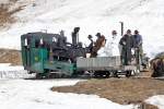 BRB Brienz Rothornbahn/227332/die-mannen-fahren-mit-lok-5 Die Mannen fahren mit Lok 5 und Wagen M1 wieder talwrts. Im Gepck sind Schneeblcke, die im Tal Verwendung finden werden... Gleich unterhalb Oberstafel, 24. Mai 2012