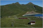 Der neue Jungfraubahn Zug Beh 4/8 auf Bergfahrt und ganz links im Bild, kaum zu erkenne fährt eine blaue WAB Güterlok Talwärts.
im Jungfaugebiet oberhalb der Kleinen Scheidegg am 8. August 2016