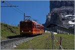 JB Jungfraubahn/512065/je-naeher-man-sich-der-dunken Je näher man sich der dunken Felswand nähert, ja unwirtlicher wird es, doch der Vogle ganz links oben im Bild wäre fast der 'Bildausrichutng' zum Opfer gefallen...
Ein 'klassischer' JB Zug verlässt die Station Eigergletscher.
8. August 2016