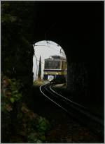 Ein Blick durch den Tunnel bei Toveyre: Ein Beh 4/8 kommt ums Eck.