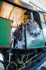deutsches-museum/909102/detailbild-des-bhm-12-zahnrad-dampftriebwagen-nr10 Detailbild des Bhm 1/2 Zahnrad-Dampftriebwagen Nr.10 der Pilatus Bahn ausgestellt im Deutschen Museum Verkehrszentrum in München (Theresienhöhe), hier am 16.06.2018. Leihgabe der Pilatus Bahnen.

Der Dampftriebwagen wurde 1900 von der SLM unter der Fabriknummer 1309 gebaut und an die Pilatus Bahn geliefert.