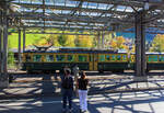 Der BDhe 4/4 – 110 der WAB – Wengernalpbahn wartet am 02.10.2011 in Lauterbrunnen auf die Fahrgäste.