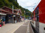 bruenigbahn-ex-sbb-bruenigbahn/749322/der-zentralbahn-ex-sbb-bruenigbahn-bahnhof Der Zentralbahn (ex SBB Brünigbahn) Bahnhof Brienz am 09.09.2021. 

Der Bahnhof Brienz liegt an der Brünigbahn zwischen Interlaken und Luzern, die von der Zentralbahn betrieben wird. Gegenüber dem Bahnhof ist die Talstation der Brienz-Rothorn-Bahn, die von Brienz auf das Brienzer Rothorn fährt. Auf der Gleisseite gegenüber ist der Brienzersee, hier gerade vom Zug verdeckt. Vom See her wird Brienz von der BLS Schifffahrt erschlossen. 
