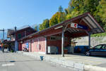 bruenigbahn-ex-sbb-bruenigbahn/842543/der-zb---zentralbahn-ex-sbb Der zb - Zentralbahn (ex SBB Brünigbahn) Bahnhof Brienz am 30.09.2011.

Der Bahnhof Brienz liegt an der Brünigbahn zwischen Interlaken und Luzern, die von der Zentralbahn (zb) betrieben wird. Gegenüber dem Bahnhof ist die Talstation der Brienz-Rothorn-Bahn, die von Brienz auf das Brienzer Rothorn fährt. Auf der Gleisseite gegenüber ist der Brienzersee. Vom See her wird Brienz von der BLS Schifffahrt erschlossen.
