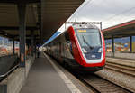 ir-und-ic-zuege/680209/der-sbb-rabe-502209-94-85 
Der SBB RABe 502.209  (94 85 0 502 209-5 CH-SBB) als IR 13 (Chur – Zürich HB) erreicht am 04.11.2019 den Bahnhof Landquart.

Die SBB RABDe 502 für den InterCity-Verkehr und die SBB RABe 502 für den InterRegio-Verkehr sind doppelstöckige Triebzüge für den Fernverkehr der Schweizerischen Bundesbahnen (SBB) des Herstellers Bombardier Transportation. Von der SBB als FV-Dosto und vom Hersteller Bombardier Twindexx Swiss Express (wobei sich dieser mehr eingeprägt hat) bezeichneten Züge basieren auf der Plattform Bombardier Twindexx. Die ersten Züge hätten ab 2013 geliefert werden sollen. Nach mehr als vier Jahren Verzögerung kamen sie ab 2018 schrittweise zum Einsatz. 
Es existieren drei Varianten:
RABDe 502.0, IC-Version,  achtteilig,  200 m lang (mit Speisewagen);
RABe 502.2, IR-Version,  achtteilig,  200 m lang (ohne Speisewagen) und
RABe 502.4, IR-Version,  vierteilig,  100 m lang
Der große Unterschied zwischen den RABDe 502.0 und den RABe 502.2 liegt darin dass der RABDe 502.0 einen Speisewagen führt und auch 80 Sitzplätze weniger hat.

Vom Weiten sind die RABDe 502.0, IC-Version, daran zu erkennen, dass der fünfte Wagen  (Speisewagen) im Bereich der Oberstockfester „rot“ lackiert sind.

Grundlegende Daten und Ausstattung
Alle Züge sind per Design ausgelegt für eine Geschwindigkeit von 230 km/h, zugelassen werden sie für eine Höchstgeschwindigkeit von 200 km/h. 
Für den InterRegio-Verkehr sind vorgesehen: 
9 Exemplare in der Version IR 100, einem vierteiligen Triebzug mit 100 Meter Länge mit 330 Sitzplätzen, sowie
30 Exemplare als achtteilige, 200 Meter lange Version IR 200 mit 682 Sitzplätzen.
Für den Intercity-Verkehr sind  23 Exemplare als Version IC 200, gleichfalls 200 Meter lang und mit acht Wagen, von denen einer ein Speisewagen ist. Dieser Zug bietet 606 Sitzplätze.

Einbauten sind in allen Versionen Businessabteile, elektronische Sitzplatzreservierung und Videoüberwachung. Zudem sind die Personenwagen wenig druckanfällig, da die Fahrzeuge auch in Deutschland fahren sollen und nach einschlägigen deutschen Normen gebaut und auch zugelassen werden. Vor allem im IC 200 enthalten sind ein großes Restaurant und ein Familienwagen. Auch die Toiletten sind grösser und pro Zug ist mindestens ein Wickeltisch enthalten.

Antriebstechnik
Der Bombardier Twindexx Swiss Express hat ein verteiltes Antriebssystem, in dem entweder sechs oder zwölf Fahrmotoren in den Drehgestellen der vier- oder achtteiligen Einheiten zum Einsatz kommen. Je sechs von acht Wagen bzw. drei von vier Wagen des Zuges sind angetrieben und somit sind es Triebzüge. Dies ist ein wesentlicher Unterschied zur Schwesterplattform Twindexx Vario (der DB), bei der antriebslose Doppelstockmittelwagen mit endständigen Doppelstocktriebwagen gekuppelt werden. 
Im Vergleich zu einem gleich langen Zug aus IC2000-Wagen und einer Re 460 Lokomotive soll das Antriebssystem wegen der eingebauten Synchronmotoren mit Permanentmagneten rund zehn Prozent weniger Energie verbrauchen.

Wankkompensation
Gegenüber anderen Doppelstock-Triebzügen zeichnet sich der Twindexx Swiss Express aber vor allem durch eine Variante der Neigetechnik, genannt WAKO (aktive Wank-Kompensation), aus. Diese Wankkompensation soll verhindern, dass sich der Wagenkasten in Bögen nach außen neigt, und so höhere Geschwindigkeiten in Kurven erlauben. Im Gegensatz zu aktiver Neigetechnik, die bis zu 8° Neigung erlaubt, sind es hier nur 2°. Im Vergleich zu einem sich im Bogen nach außen neigenden Doppelstockwagen ergibt sich somit ein Unterschied von bis zu 4°. Im Gegensatz zu aktiven Systemen soll die WAKO aufgrund der geringeren technischen Komplexität des Systems sehr ausfallsicher sein. Mit der Wankkompensation können, je nach Überhöhung Bögen ca. 9 bis 15 Prozent schneller durchfahren werden. Dazu wurde eine neue Geschwindigkeitsreihe „W“ eingeführt, die zwischen den Geschwindigkeitsreihen „R“ (für konventionelle Züge) und „N“ (Neigezüge) liegt.

Der Zug soll mittels WAKO, guter Beschleunigung sowie kleineren baulichen Maßnahmen die Fahrzeit der Strecke Bern–Lausanne von momentanen 66 Minuten auf unter 60 reduzieren, was in Lausanne die Einrichtung eines Taktknotens zur vollen und halben Stunde erlaubt.

Sollte sich die Technik jedoch nicht einsetzen lassen, können die Züge weiterhin ohne Wankkompensation verkehren. Als Vertragsstrafe müsste der Hersteller Bombardier die SBB mit bis zu 100 Millionen Franken entschädigen.

TECHNISCHE DATEN der RABe 502.2 
Nummerierung: 502 201–502 230
Anzahl: 30
Hersteller:  Bombardier Transportation, Werke Villeneuve (CH) und Görlitz (D)
Baujahre: ab 2012, Übernahme durch die SBB ab Dezember 2017
Spurweite:  1.435 mm (Normalspur)
Achsformel:  2’Bo’+2’Bo’+2’2’+2’2’+Bo’2’+Bo’2’+Bo’2’+Bo’2’
Länge über Kupplung: 200.600 mm
Höhe: 4.590 mm
Breite: 2.000 mm
Achsabstand im Drehgestell: 2.500 mm
Leergewicht: 453 t
Dienstgewicht: 539 t 
Radsatzfahrmasse: 18 t 
Höchstgeschwindigkeit: 200 km/h
Kurzzeitleistung: 7.500 kW
Anfahrzugkraft:  482 kN
Beschleunigung: 0,85 m/s²
Stromsystem:  15 kV 16,7 Hz
Anzahl der Fahrmotoren: 12 (Synchronmotoren mit Permanentmagnet)
Sitzplätze:  682, davon 181 (1. Klasse), 501 (2. Klasse)