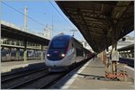 Der TGV Lyria 9765 wartet in Paris Gare  de Lyon auf die Abfahrt nach Genève, und der TGV  wird sein Ziel nach genau 2 Stunden und 56 Minuten ohne Halt pünktlich erreichen.
29. April 2016