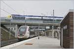 Im oberen Bildteil steht der SNCF Z 27582 im Bahnhof von Meroux (TGV), während im unteren Bildteil der TGV Lyria 9206 den Bahnhof Belfort-Montbéliard TGV verlässt, um planmässig erst wieder an seinem Ziel, in Paris Gare de Lyon anzuhalten. 15. Dez. 2018