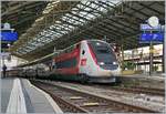 Der TGV Lyria Triebzug 4727 wartet in Lausanne auf die Abfahrt nach Paris Gare de Lyon (via Dijon). 

14. Juli 2020