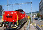 aem-940/814962/die-aem-940-030-0-aem-91 Die Aem 940 030-0 (Aem 91 85 4 940 030-0 CH-SBBI) der SBB Infrastruktur drückt am 28. Mai 2023 einem Bauzug (Materialförder- und Siloeinheiten) beim Bahnhof Vevey auf ein anderes Gleis.

Die Alstom Prima H4 sind von Alstom am Standort Belfort entwickelte Rangierlokomotiven, die sowohl im Strecken- als auch im schweren Rangierbetrieb eingesetzt werden können. Der Grund für die Entwicklung der Alstom Prima H4 wurde durch eine Ausschreibung der SBB Jahr 2015 gelegt. Diese erneuert den eigenen Fahrzeugbestand und muss dafür mehrere Lokomotiven für unterschiedliche Achsanzahl, Leistungsklasse, Masse und Einsatzumgebung beschaffen. So haben die SBB Am 6/6 für den schweren Rangierbetrieb am Ablaufberg nach 40 Jahren das Ende ihrer Lebensdauer erreicht und soll ersetzt werden. Ebenfalls sollen die SBB Am 841 aus den 1990er Jahren und die SBB Ee 6/6 II aus den 1980er Jahren ersetzt werden. Mit der H4 wollte Alstom im Bereich der vierachsigen Rangierlokomotiven eine Lösung für diesen Austausch mit einer H4-Bi-Mode-Variante auf der InnoTrans 2018 präsentieren. Alstom gewann die Ausschreibung der SBB und im November 2015 bestellte die SBB bei Alstom für 175 Mio. € insgesamt 47 vierachsige Zweikraftlokomotiven vom Typ Alstom Prima H4 - Bi-Mode Elektrisch, bei der SBB als Aem 940 bezeichnet. Die SBB ersetzt damit insgesamt 52 Loks vier verschiedener  Typen mit den Baujahren 1976 – 1996.  Auf der Innotrans 2018 in Berlin präsentierte Alstom diese Lok dem internationalen Fachpublikum.  

Von den SBB Aem 940 sind 37 bei der SBB Infrastruktur für den Streckenunterhalt vorgesehen. Um den Fahrplanbetrieb nicht zu beeinträchtigen, müssen die Loks mit Überführungszügen im Streckendienst 120 km/h erreichen. Anderseits muss z.B. beim Einschottern bei ständig sinkendem Zugsgewicht eine konstant niedrige Geschwindigkeit automatisch eingehalten werden. Bei der SBB Cargo sind 10 Aem 940 für den Rangierdienst vorgesehen.  

Die Lokomotiven sollen sowohl im Streckenbetrieb, Rangierbetrieb am Ablaufberg und auch im Gleisbau eingesetzt werden. Die elektrisch betriebenen Fahrzeuge, die keine gasförmigen Emissionen ausstoßen, sind auch für den Betrieb in Tunneln geeignet. Die fünf ersten Lokomotiven entsprechen nicht der Serienausführung und werden ab Juni 2022 von Sersa übernommen. Alstom liefert dafür fünf weitere Fahrzeuge an die SBB.

Alstom will weiter in die Entwicklung der Lokomotivenplattform investieren, dabei bekommt der Konzern Unterstützung durch die staatliche französische Energie und Umweltbehörde ADEME mit rund vier Millionen Euro.

Technische Merkmale
Ähnlich zur Prima H3 wurde auf der Lokomotivenplattform der Prima H4 ein serieller Antriebsstrang als Basis für die Konstruktion und Modularität des Antriebskonzeptes eingesetzt. Diese Modularität ermöglicht das Umrüsten eines Fahrzeuges für unterschiedliche äußere Umweltbedingungen und Einsatzszenarien. Durch die Kombination verschiedener Systeme im Antriebsstrang soll bis zu 50 % Dieselkraftstoff eingespart, 50 % weniger umweltschädliche Emissionen ausgestoßen und bis zu 15 % Unterhaltskosten für ein Fahrzeug eingespart werden.

Bisher ist die H4 in vier verschiedenen Antriebsstrangvarianten geplant:
H4 Hybrid (600 kW Akkumulator / 900 kW Dieselaggregat)
H4 Bi-Mode Elektrisch (900 kW Dieselaggregat / 2000 kW mit Fahrdraht)
H4 Bi-Mode Batterie (600 kW Akkumulator / 1600 kW Elektrisch)
H4 Dual Engine (900 kW Dieselaggregat / 900 kW Dieselaggregat)


Aufbau der Lokomotive:
Lokkasten:
Der Lokkasten ist als Schweißkonstruktion ausgeführt und besteht aus einem starren Rahmen, auf dem die Führerkabine und die beiden Maschinenräume auf beiden Seiten montiert sind. An beiden Enden vom Lokkasten sind die Zug- und Stoßvorrichtungen montiert. Die Luftbehälter, der Dieseltank und die Batterien sind unter dem Kasten befestigt.

Maschinenräume:
Im kurzen Maschinenraum (Fahrrichtung 2) befindet sich die Pneumatiktafel, ein Power Pack (Dieselmotor, Kühlblock und Generator) und die Führerstand-Klimaanlage (Lüfter, Kompressor, Verflüssiger).

Im langen Maschinenraum (Fahrrichtung 1) befinden sich, der Traktionsblock, ein Power Pack (Dieselmotor, Kühlblock und Generator), der Haupttransformator, der Haupt- sowie der Hilfskompressor und der Bremswiderstand inkl. Ventilator.

Power Pack (2 Stück je Lok):
Jedes Power Pack Modul enthält den Strukturrahmen inklusive Auffangwanne für kleinere Öllecks, den Dieselmotor mit Kupplung für den Generator, den Generator (eigenventilierter Synchrongenerator mit Permanentmagneterregung), den Steuerschrank (Schnittstelle zwischen Dieselmotorsteuerung und Fahrzeugsteuerung), das Dieselmotor-Kühlsystem, die Abgasanlage mit aktivem Dieselpartikelfilter PAF, die Luftfilter, Ölfilterung (Feinfilter) und die Versorgungspumpe, sowie das 
Vorwärmsystem des Dieselmotors (thermische und elektrische Heizung).

Der Dieselmotor (2 Stück je Lok) vom Typ CAT C 18 ACERT ist ein Caterpillar 6-Zylinder-Viertakt-Reihenmotor mit Direkteinspritzung, Turboaufladung und Ladeluftkühlung. 
Daten des Motors:
Nominalleistung: 540 kW
Nenndrehzahl :1.800 U/min
Bohrung: 145 mm
Hub: 183 mm
Hubraum 18.1 l
Verdichtungsverhältnis: 16 :1
Maximales Drehmoment: 3.710 Nm bei 1.300 U/min
Motorabmessungen (L x B x H): 1.438 x 1.132 x 1.356 mm
Motorgewicht (Nettotrockengewicht): 1717 kg

Direkt an die Antriebswelle des Dieselmotorsein permanent erregter Synchrongenerator (12 Pole) von 12 LCS 3353 angekuppelt. Dieser Generator erzeugt den elektrischen Strom, welcher im Traktionsstromrichter für den Betrieb der Fahrmotoren und der Hilfsbetriebe verwendet wird.
Daten des Generators:
Hersteller: Alstom
Bezeichnung 12 LCS 3353
Nennleistung: 480 KW
Spannung (Phase und zwischen den Phasen): 621/1075 V
Nenndrehzahl: 1800 U/min
 
TECHNISCHEN DATEN der Lok:
Hersteller:  ALSTOM, Belfort
Spurweite:  1435 mm (Normalspur)
Achsfolge:  Bo’Bo’
SBB Serie: Aem 940, mit Nummer 001 bis 047
TSI – Nummer:  91 85 4940...
Zugreihe:  A

Länge über Puffer: 18.750 mm
Höhe: 4.480 mm (über abgesenkten Stromabnehmer)
Breite: 2.950 mm
Drehzapfenabstand: 10.150 mm
Achsabstand im Drehgestell: 2.450 mm
Treibraddurchmesser: 1.000 mm (neu) / 920 mm (abgenutzt)

Gesamtgewicht: 84 t (mit 6t Ballast 90 t)
Achslast: 21.0 t (22,5 t)
Meterlast: 4.48 t/m (4.8 t/m)
Streckenklasse: C3 (D4)

Höchstgeschwindigkeit Eigenfahrt und geschleppt: 120 km/h (84 t) / 60 km/h (bei 90 t)
Höchstgeschwindigkeit im Rangiermodus: 40 km/h
Höchstgeschwindigkeit im Funkfernsteuerungsbetrieb: 40 km/h
Höchstgeschwindigkeit geschleppt 120 km/ h (84t) / 60 km/h (90t)
Maximale Anfahrzugkraft: 300 kN
Leistung am Rad bei Betrieb unter Fahrleitung: 1.600 kW (dauernd), 1.750 kW (für 1h), 2.000 kW (für 15min)
Leistung am Rad bei Betrieb mit den beiden Dieselmotoren / Generator Gruppen: 860 kW (dauernd). Eine Fahrt ist aber auch mit nur einem Dieselmotor möglich.

Dieselmotor (2 Stück): Caterpillar C 18 ACERT (Daten s.o.)
Synchrongenerator (2 Stück): Alstom 12 LCS 3353  (Daten s.o.)
Anzahl der elektr. Fahrmotoren: 4
Dieselkraftstoff-Tank nutzbares Volumen: 2.000 Liter 
Fahrleitungsspannung (als E-Lok): 15kV/16.7H
Kleinster befahrb. Kurvenradius: R 80m ungekuppelt / R100 m gekuppelt
Bremsausrüstung: KE-PG, E- Bremse E
Feststellbremse: 56 kN
Zugsicherung: ETCS only L2 BL 3.4.0
Vielfachsteuerung: Ja bis zu 2 Fahrzeugen (Aem 940)
Funkfernsteuerung: Ja
Einsatzbereich ohne Leistungsminderung: bei -25° C bis + 45° C Lufttemperatur
Zulassungen: Schweiz (CH)

Die maximale Anhängelast z.B. auf einer Steigung von 26 ‰ bei max. 60 km/h beträgt im Betrieb unter Fahrdraht 317 t und mit Dieselantrieb 147 t. Ansonsten gemäß den entsprechenden Anhängelasttabellen (im thermischen bzw. elektrischen Betrieb, Punkt 2.1.10 vom Bedienerhandbuch.

Bemerkung: Die Loks sind aufballastierte Lokomotive (84t + 6 t Zusatzballast für Rangierbahnhöfe bzw. mit einem Gesamtgewicht 90 t) nur mit der halben Höchstgeschwindigkeit (60 km/h) zugelassen.

Quellen: SBB Bedienerhandbuch_Aem_940-1.pdf, bahn-journalist.ch