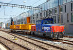 eem-923-hybridlok-butler/637138/die-sbb-cargo-eem-923-013-7 
Die SBB Cargo Eem 923 013-7 'Le Moléson' (Eem 97 85 1 923 013-7 CH-SBB C) fährt am 18.05.2018 mit einem Slps-x Flachwagen mit drei ACTS Abrollcontainer durch den Bahnhof Neuchâtel.

Die Zweifrequenz-Hybridlokomotive BUTLER wurde 2013 von Stadler Winterthur unter der Fabriknummer L-11000/013 gebaut. 
