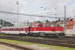 Am 27 Augustus 2022 rangiert ZSSK 736 103 ein IC-Wagen in Bratislava hl.st.