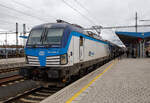 s-rail-lease-sro-raill/813137/die-an-die-268d---268esk233 Die an die ČD - České dráhy (Tschechischen Eisenbahnen) vermietete Siemens Vectron MS 193 696-2 (91 80 6193 696-2 D-RAILL) der S Rail Lease s.r.o. (Bratislava, Slowakei) steht am 17.04.2023, mit dem R15 „Krušnohor“ (R615) Cheb - Sokolov - Karlovy Vary -Chomutov - Ústí nad Labem hl.n. - Praha hl.n., im Bahnhof Cheb (Eger) zur Abfahrt bereit.

Die Siemens X4E bzw. Siemens Vectron MS wurde 2020 von Siemens Mobilitiy in München-Allach unter der Fabriknummer 22761 gebaut. Die Vectron MS – Variante A01 mit einer Leistung von 6.4 MW (unter Wechselstrom) mit einer zugelassenen Höchstgeschwindigkeit für 200 km/h hat die Zulassungen für Deutschland, Österreich, Slowakei, Rumänien, Polen, Tschechien und Ungarn (D/A/SK/RO/PL/CZ/H).