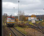 ssk-cargo/799509/wir-erreichen-am-24112022-mit-dem Wir erreichen am 24.11.2022 mit dem EC 360 / Ex 6 (Praha – Plzeň - Furth i.W. - Schwandorf – Regensburg – Mnchen) nun den Bahnhof Domalice (Taus) an der „Bhmische Westbahn“ Bahnstrecke Plzeň–Furth im Wald (SDC 180), whrend rechts die ZSSK Cargo 751 173-6 als Lz ber die Bahnstrecke Janovice nad hlavou–Domalice (SDC 185) ankommt.  

Die Kursbuchstrecke SDC 185 von Janovice nad hlavou nach Domalice (deutsch Janowitz an der Angel – Taus) ist Teil der ehemaligen Bhmisch-Mhrische Transversalbahn der ehemaligen k.k. sterreichischen Staatsbahn (kkStB), sie verlief von der damaligen ungarischen Grenze am Vlarapass bei Uhersk Hraditě (Hradisch) nach Domalice (Taus) und hatte dort Anschluss an bayerische Strecken.

Die ZSSK Cargo 751 173-6, ex ČSD-Baureihe T 478.1, ist eine dieselelektrische Universallokomotive der ehemaligen Tschechoslowakischen Staatsbahnen (ČSD). Die Lokomotiven prgten ab den 1960er Jahren den Streckendienst auf nichtelektrifizierten Strecken der ČSD und galten auf Grund ihrer Zuverlssigkeit als eine der erfolgreichsten Diesellokomotiven in der ehemaligen Tschechoslowakei. Unter Eisenbahnfreunden erfreuten sich die Maschinen, die auf Grund ihres markanten ueren den Spitznamen Bardotka (abgeleitet von Brigitte Bardot) oder Zamračen (Finstergesicht) erhielten. Zwischen 1966 und 1977 wurden von ČKD Praha 230 Loks als T 478.1 und 82 Loks als T 478.2 gebaut.
