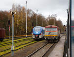 ssk-cargo/799903/wir-erreichen-am-24112022-mit-dem Wir erreichen am 24.11.2022 mit dem alex EC 360 / Ex 6 (Praha – München) nun den Bahnhof Domažlice (Taus), wo gerade rechts die ZSSK Cargo 751 173-6 rangiert.  

Die Baureihe 751, ex ČSD-Baureihe T 478.1, ist eine dieselelektrische Universallokomotive der ehemaligen Tschechoslowakischen Staatsbahnen (ČSD). Die Lokomotiven prägten ab den 1960er Jahren den Streckendienst auf nichtelektrifizierten Strecken der ČSD und galten auf Grund ihrer Zuverlässigkeit als eine der erfolgreichsten Diesellokomotiven in der ehemaligen Tschechoslowakei. Unter Eisenbahnfreunden erfreuten sich die Maschinen, die auf Grund ihres markanten Äußeren den Spitznamen Bardotka (abgeleitet von Brigitte Bardot) oder Zamračená (Finstergesicht) erhielten. Zwischen 1966 und 1977 wurden von ČKD Praha 230 Loks als T 478.1 und 82 Loks als T 478.2 gebaut. 

Die Grundlage für die Lokomotive bildete der Anfang der 1960er Jahre erstellte komplexe Aufgabenplan zur Motorisierung der Eisenbahn. Zu der Zeit waren bereits konstruktiv gut gelungene Motorlokomotiven bei den ČSD im Einsatz, die jedoch entweder zu leistungsschwach (ČSD-Baureihe T 435.0) oder nur eingeschränkt im Streckendienst verwendet werden konnten (ČSD-Baureihe T 679.0). Speziell für die kurvenreichen Strecken in Böhmen wurden vierachsige Lokomotiven mit höchstens 18 t Achslast benötigt. Die Entwicklung der ЧМЭ3 für die UdSSR brachte als Antriebsmotor den neuen 1.350 PS bzw. 1.500 PS leistenden Dieselmotor K 6 S 310 DR mit Aufladung hervor, der für den Einsatzzweck geeignet war. Da zur selben Zeit einige Erprobungsmuster mit Strömungsgetriebe entstanden, die sich nicht bewährten, wurde bei der neuen Streckenlokomotive auf dieselelektrische gewählt.

Technische Beschreibung:
Die Baureihe 851 ex ČSD-Baureihe T 478.1 sind vierachsige Lokomotiven mit dieselelektrischer Kraftübertragung und Einzelachsantrieb aller Achsen, die Nennleistung des Dieselmotors beträgt 1.104 kW (1.500 PS). Damit ist die Lokomotive für die Beförderung von Personen- und Güterzügen bis 100 km/h vorgesehen.

Der Lokkasten ist eine Fachwerkkonstruktion. Die Führerstände bestehen aus Glasfaserlaminat mit einer Stahlgerippe Versteifung. Das Dach des Lokkastens besteht aus Stahlblech, es ist zweiteilig, abnehmbar und mit speziellen Wartungsklappen versehen. Der geschweißte Hauptrahmen wurde durch Stahlprofile verstärkt. Im unteren Teil des Rahmens befinden sich Drehzapfen für die Verbindung mit den Drehgestellen. Das Fahrwerk besteht aus zwei zweiachsigen Drehgestellen mit Rahmen in Form von einem  H. Im Querträger ist eine Öffnung für den Drehzapfen vorhanden. Die Treibradsätze sind seitlich über abgefederten, mit Reibungsdämpfern versehenen Schwenkarm eingehängt. Der Fahrmotor vom Typ TE 005 ist über einen Tatzlager-Antrieb mit der Antriebsachse und dem Drehgestell verbunden. Zwischen Motor und Antriebsrad besteht das Übersetzungsverhältnis 16:77. Im oberen Teil des Drehgestellrahmens sind die Bremszylinder mit Gestänge und Luftleitungen untergebracht. Alle Räder werden beidseitig abgebremst. Seitlich am Rahmen der Drehgestelle sind Stützen mit Kugelzapfen für die Aufhängung des Lokomotivkastens angebracht.

Die Maschinenraumaufteilung entspricht den konstruktiven Gewohnheiten von ČKD. Hinter dem Führerstand I ist der elektrische Hauptverteiler angeordnet. Dahinter ist der Heizkessel platziert, an ihm vorbei führen Gänge zum Führerstand II und zu der anderen Maschinenraumseite. Beide Führerstände sind gleich gestaltet, rechts ist der Führertisch mit Fahrschalter, Führerbremsventil sowie Schalt- und Kontrollelementen platziert. Der gekoppelte Maschinensatz Kompressor-Hauptgenerator - Dieselmotor - Getriebe für die Hilfsantriebe liegt in der Längsachse der Lokomotive. Die Seitenteile des Daches enthalten Luftansaugsiebe für Motor, Kompressor, Eigenbelüftung des Generators sowie die Kühlung der Fahrmotoren. Unter dem Dach, mittig im Maschinenraum sind die Auspuffrohre des Dieselmotors angeordnet. Im hinteren Teil des Maschinenraumes sind beidseitig Kühlschächte mit in oberen Bereichen hydrostatisch angetriebenen Lüfterschaufelrädern angeordnet. Zwischen den Kühlerblöcken befindet sich die Tür zu dem Führerstand II.

Als Antriebselement dient der stehend angeordnete langsam laufender (775 U/min) Sechszylinder-Viertaktdieselmotor vom Typ K 6 S 310 DR, der mit Mitteldruckaufladung betrieben wird. Der Zylinderdurchmesser ist 310 mm, der Kolbenhub 360 mm, das ergibt einen Hubraum von 163 l. Bei 775/min beträgt seine Nennleistung 1.104 kW (1.500 PS). Das zweiteilige Motorgehäuse besteht aus Stahlguss und Stahlblechen. Der untere Teil dient als Ölwanne, der obere als Kühlblock und Halterung für die Zylinderlaufbuchsen. Im oberen Seitenteil ist die Nockenwelle für die Stoßstangen angeordnet. Sechs einzelne Zylinderköpfe schließen den Motorblock nach oben ab. Der Regler für die Motorsteuerung ist über eine Zahnstange gelenkig mit den einzelnen, an der Seite des Motorgehäuses platzierten Einspritzpumpen verbunden. Auf der anderen Gehäuseseite des Motors sind der Ölkühler und das Auspuffsammelrohr angeordnet, letzteres führt zu dem Turbolader PDH 50 ZV, der sich gemeinsam mit dem Ladeluft-Zwischenkühler am hinteren Motorende befindet. Die Kurbelwelle ist aus einem Teil geschmiedet, sie hat sechs jeweils um 120° versetzte Kurbelkröpfungen und ist in Gleitlagern gelagert. Diese haben Stahlpfannen, die mit Bleibronze mit zu legiertem Silber und Zinn ausgegossen sind.

Die vom Dieselmotor abgegebene Primärleistung wird an den Hauptgenerator D 802 C abgegeben, der 980 kW Strom für die elektrischen Fahrmotoren liefert. Der Generator ist eine zehnpolige, eigenbelüftete und fremderregte Gleichstrommaschine. Das freie Wellenende des Generators trägt eine Riemenscheibe, von dieser wird die Erregermaschine angetrieben. Diese liefert Strom für die Fremderregung des Hauptgenerators und das Laden der Akkumulatoren. Die vom Generator gespeisten Fahrmotoren sind vierpolige Reihenschlussmaschinen mit je 245 kW Leistung. Beide Fahrmotoren im Drehgestell sind in Reihe geschaltet, beide Drehgestellgruppen zueinander parallel. Die Lokomotive ist mit einer Mehrfachsteuerung ausgerüstet; von einem Führerstand aus können jeweils zwei Maschinen der Reihe T 478.1 oder T 478.2 in beliebiger Reihung gesteuert werden.

TECHNISCHE DATEN:
Hersteller: ČKD Praha (Prag)
Anzahl: 230 als T 478.1 und  82 als T 478.2 
Baujahre: 1966–1971 (Prototypen 1964)
Spurweite: 1.435  mm (Normalspur)
Achsformel: Bo' Bo'
Länge über Puffer: 16.500  mm
Drehzapfenabstand: 9.000 mm
Achsabstand im Drehgestell: 2.400 mm
Maximale Breite:  2.940 mm
Maximale Höhe:  4.103 mm
Treibraddurchmesser: 1.000 mm (neu) / 920 mm (abgenutzt)
Dienstgewicht: 75 t
Höchstgeschwindigkeit: 100 km/h
Installierte Leistung: 1.104 kW (1.500 PS)
Leistung am Rad: 4 x 245 kW = 980 kW
Anfahrzugkraft: 180 kN
Dauerzugkraft: 120 kN
Dieselmotor: Sechszylinder-Viertakt-Dieselmotor mit Turboaufladung und Ladeluftkühlung vom Typ ČKD K 6 S 310 DR
Fahrmotor : 4 Stück vom Typ TE 005 mit 245 kW Leistung 
Leistungsübertragung: elektrisch

Quellen: Wikipedia, atlaslokomotiv.net
