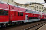 Doppelstock Personenwagen 94 56 0051 005-7 aufgenommen im Bahnhof von Bratislava. 05.06.2023