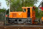 sonstige-div-deutz-typen Lok 101 der SWB (Stadtwerke Bonn Verkehrs GmbH) mit Arbeitswagen am 11.04.2011 vor dem Betriebshof in Bonn-Beuel. Die Lok ist eine Deutz Typ A6M 517 R , Fabr.-Nr. 47164, Baujahr 1952, sie hat eine Leistung von 107 PS.
Einen freundlichen Gru� zur�ck.

