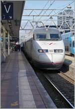 Der RENFE AVE 100 221-1 (9 6 71 9-100 221-1) wartet in Lyon Part Dieu als AVE 9742 auf die Abfahrt (14:32) nach Barcelona Sants (an 19:34).