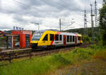 hlb-hessische-landesbahn-2/853821/der-vt-202-abpd-95-80 Der VT 202 ABpd (95 80 0640 102-9 D-HEB), ein Alstom Coradia LINT 27 der HLB, ex vectus VT 202, am 01 Juli 2024, als RB 90 'Westerwald-Sieg-Bahn' Limburg/Lahn – Westerburg - Altenkirchen – Au/Sieg - Betzdorf/Sieg – Siegen (Umlauf HLB61718), beim Halt im Bahnhof Scheuerfeld(Sieg). 

Der Alstom Coradia LINT 27 wurde 2004 von Alstom (vormals Linke-Hofmann-Busch GmbH (LHB) in Salzgitter-Watenstedt unter der Fabriknummer 1187-002 gebaut und an die vectus Verkehrsgesellschaft mbH, mit dem Fahrplanwechsel am 14.12.2014 wurden alle Fahrzeuge der vectus nun Eigentum der HLB.

Der LINT (Leichter Innovativer Nahverkehrstriebwagen) war eine Entwicklung von Linke-Hofmann-Busch (LHB) in Salzgitter. Diese wurde 1994/1995 vom französischen GEC-Alstom-Konzern übernommen, wo der LINT innerhalb der CORADIA-Familie vermarktet wird, wobei sie immer noch in Salzgitter gebaut werden. Übrigens die Typenbezeichnung 27 stammt von der gerundeten Länge von 27,21 m. Die Baureihe 640 ist der kleinste Vertreter moderner Dieseltriebwagen hier zu Lande. Der einteilige Dieseltriebwagen der Baureihe 640 hat Mittelpufferkupplungen (Scharfenbergkupplung) vom Typ 10)und zwei Türen pro Fahrzeugseite.Es können mehrere Fahrzeuge zu einem Zugverband zusammengekuppelt werden.

Dieser einteilige VT wird von einem MTU 6R183TD13H Dieselmotor mit 315 kW (428 PS) Leistung angetrieben. Die Kraftübertragung erfolgt über ein dieselmechanisches Automatikgetriebe über Kardanwelle auf die  Achsgetriebe. Eine Besonderheit ist die dieselhydraulische Kraftübertragung bei den LINT 27 der DB Regio, während in allen anderen Nachfolgebaureihen (wie hier der HLB, ex vectus) ein dieselmechanisches Automatikgetriebe eingebaut wurde.

Als Bremsen werden druckluftbetätigte Scheibenbremsen verwendet, an je einem Triebdrehgestell befinden sich zusätzlich Magnetschienenbremsen. Als Feststellbremse sind Federspeicher vorhanden. Die Bremsanlagen ist von Knorr-Bremse. Die Fahrzeuge der HLB (wie auch die DB Regio) verwenden zudem Retarder als hydrodynamische Ergänzungsbremse. Die Fahrzeuge verfügen zusätzlich über Rußpartikelfilter.

Die Fahrzeuge verfügen über voneinander unabhängige Führerraumklimaanlagen und Fahrgastraumklimaanlagen. Je Wagenkasten sind zwei Dachklimageräte vorhanden. Die Abwärme der Dieselmotoren wird zur Beheizung von Fahrgasträumen und Führerräumen genutzt. Reicht die Abwärme nicht aus, so werden dieselbefeuerte Zusatzheizgeräte zugeschaltet. Geliefert wird die Heizungs-, Lüftungs-, Klimaanlage von „Spheros“ (ehemals Webasto).

Die Steuerschränke im Führerraum werden als Sonderlösung von Rittal produziert und von Alstom ausgerüstet.

TECHNISCHE DATEN:
Baureihenbezeichnung: 640
Hersteller:	Alstom Transport Deutschland GmbH
Spurweite: 1.435 mm (Normalspur)
Achsfolge: B’2’
Länge über Kupplung: 27.210 mm
Drehzapfenabstand: 18.450 mm
Achsabstand im Drehgestell: 1.900 mm
Höhe: 4.340 mm
Breite: 2.750 mm
Eigengewicht: 43,5 t
Dieselmotor: MTU 6R183TD13H (PowerPack Sechszylinder-Reihenmotor), ex Mercedes Benz OM 447 h LA
Leistung: 315 kW (428 PS)
Höchstgeschwindigkeit: 120 km/h
Beschleunigung:  0,5 m/s²
Bremsverzögerung: 0,9 m/s²
Sitzplätze: 	ca. 70
Fußbodenhöhe: 	580 mm (Einstieg), 598 mm (NF-Bereich), 1.160 mm (Hochflurbereich)
Fahrzeugbestand der HLB: 10
