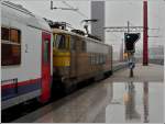 Serie 16 Beim zweiten Mal, dass wir die HLE 1608 gesehen haben, entstand dieser Notschuss, als sie im str�menden Regen den Bahnhof Bruxelles Midi am 27.02.2009 verliess. Der goldene von M�rklin gesponserte Look der 1608 dient einem karikativen Zweck, der Erl�s des Verkaufs der Miniatur dieser Lok flie�t der 'Belgian Kids Fondation' zu. (Hans)