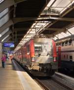 . Ein ÖBB Railjet nach Wien Westbahnhof wird am 06.06.2015 von der 1116 211 aus dem Zürcher Hauptbahnhof geschoben. (Hans) 