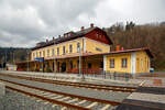 Der schöne Bahnhof Bečov nad Teplou (Petschau) der Bahnstrecke Mariánské Lázně–Karlovy Vary (Marienbad–Karlsbad) – SŽDC 149 und Anfangs- bzw. Endpunkt der Bahnstrecken Blatno u Jesenice – Bečov nad Teplou (SŽDC 161), sowie Bečov nad Teplou - Krásný Jez–Nové Sedlo u Lokte (SŽDC 144). Hier am 20.04.2023.

Bečov nad Teplou (Petschau) ist eine Stadt in der Region Karlsbad. Die Stadt liegt in westlichen Böhmen im Tal der Tepl im Naturschutzgebiet Slavkovský les (Kaiserwald). Im Norden liegen Krásný Jez (Schönwehr) und Vodna (Wasserhäuseln). Mit ihrer auf einem Felssporn oberhalb der Tepl liegenden Burg Bečov gehört Bečov zu den malerischsten Orten der Region zwischen Karlsbad und Marienbad.

Die Burg Bečov/Petschau wurde vermutlich in der ersten Hälfte des 14. Jahrhunderts errichtet und erstmals 1349 urkundlich erwähnt. Damals war sie im Besitz des Boresch IV. von Ossegg und Riesenburg. Sie diente vermutlich als Zollstelle an der Kreuzung der Straßen von Elbogen nach Pilsen und von Tepl nach Schlackenwert. Zusammen mit der darunter entstehenden Siedlung bildete sie ein Herrschaftszentrum. 1354 erteilte Kaiser Karl IV. den Brüdern Boresch und Slavko von Riesenburg die Genehmigung, Gold, Silber und Zinn im angrenzenden Kaiserwald abzubauen. 

Im November 1898 erhielt Petschau Eisenbahnanschluss (Strecke nach Rakonitz), im Dezember folgte die Bahnverbindung nach Karlsbad.

Nach der Errichtung der Tschechoslowakei 1918 erhielt Petschau die amtliche Ortsbezeichnung Bečov. Am 1. Dezember 1930 hatte es 2384 Einwohner (davon 168 Tschechen). Infolge des Münchner Abkommens musste es 1938 an das Deutsche Reich abgetreten werden. 1939 lebten in Petschau 2158 Menschen. Bis zum Ende des Zweiten Weltkrieges war das Dorf Teil des deutschen Landkreises Tepl. Nach dem Zweiten Weltkrieg kam Petschau/Bečov an die Tschechoslowakei zurück. Die deutschsprachige Bevölkerung wurde zu einem Großteil vertrieben. Ihr Vermögen wurde durch das Beneš-Dekret 108 konfisziert, das Vermögen der evangelischen Kirche durch das Beneš-Dekret 131 liquidiert, die katholischen Kirchen in der Tschechoslowakei wurden enteignet. Auch der Schlossbesitzer Beaufort-Spont wurde enteignet. Da die Besiedlung mit Neubürgern nur in geringem Umfang erfolgte, waren zahlreiche Häuser dem Verfall preisgegeben.
