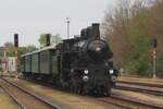 Den 1. mancher Dampfzüge treft am Morgen von 11 Mai 2024 in Luzna u Rakovnika ein, gezogen von 354.7152.