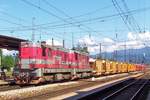 br-742-743-ex-t-4662-t-4663/687996/tss-742-605-schleppt-ein-gleisbauzug TSS 742 605 schleppt ein Gleisbauzug durch Vrutky in der Slowakei am 14 Mai 2018.