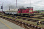 br-742-743-ex-t-4662-t-4663/689425/cd-742-331-verlaesst-mit-zwei CD 742 331 verlässt mit zwei Zementwagen Pardubice am 3 Juni 2013.