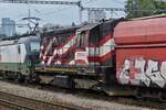 Diesellok CZ-TLSSK 92 54 2742 167-0 eingereiht in einem Gterzug hinter der Lok, aufgenommen bei der Durchfahrt des Bahnhofs Bratislava. 05.06.2023
