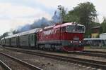 Am  11 Mai 2024 verlasst ein Sonderzug nach Ptraha hl.n. mit T478 3300 am der Spitze Luzna u Rakovnika.