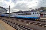 br-362-umbau-br-363-auf-140kmh/553747/cd-werbelok-362-081-steht-mit-der CD-Werbelok 362 081 steht mit der Zug nach München über Plzen in Praha hl.n. am 6 April 2017.