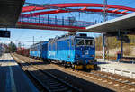 Am Zugschluss des gemischten Güterzuges der   Tranzisto  742 300-7 der ČD Cargo am 19.04.2023 bei der Zugdurchfahrt Karlovy Vary (Karlsbad), die beiden „kalten“ elektrischen