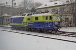 TSS 180 018 -dass ist eine ex-DR/DB Knödelpresse- feiert das Neujahr 2017 am 2.Januar 2017 noch etwas nach und wird vom Zug aus in verschneeten Dwecin hl.n.
